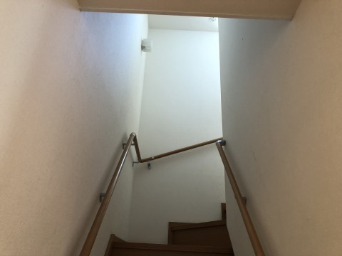 研修棟には、法定基準ギリギリの狭い階段などを用意。